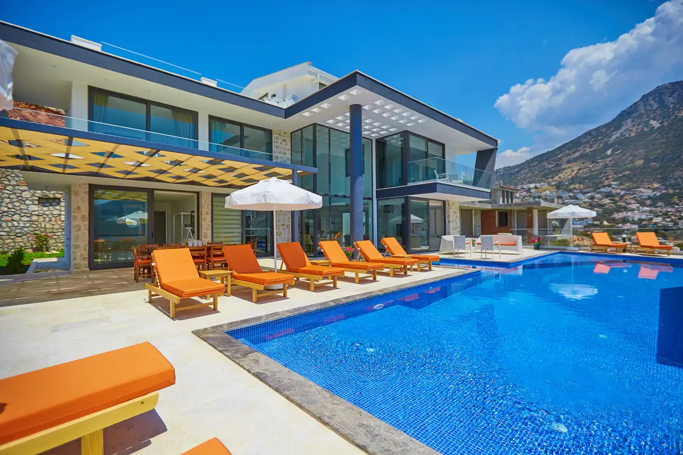 ViLLA-UNLiMiTED-1-1_370.jpg