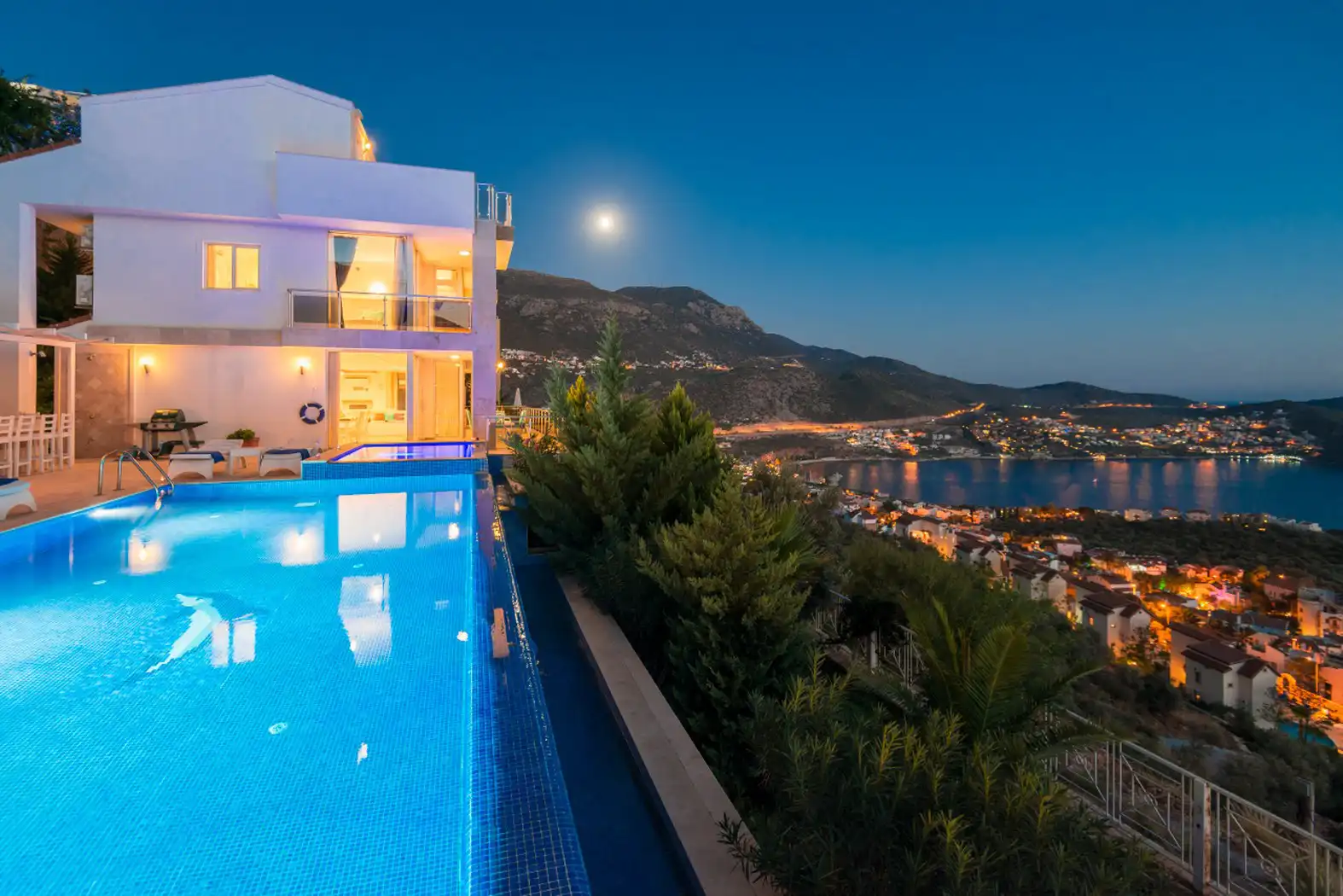 deniz-manzarali-merkezi-kiralik-tatil-villa-kayra-26_304.jpg