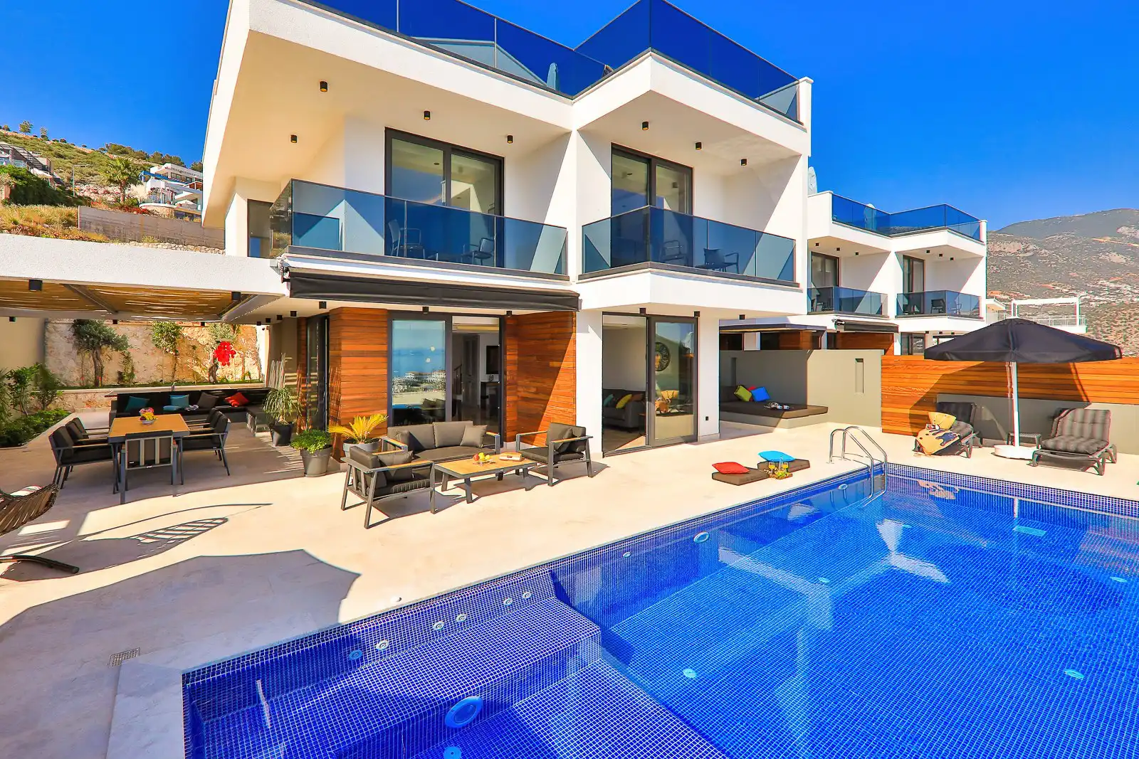 villa-sweet-deniz-manzarali-lux-yazlikciniz-36_417_785.jpg