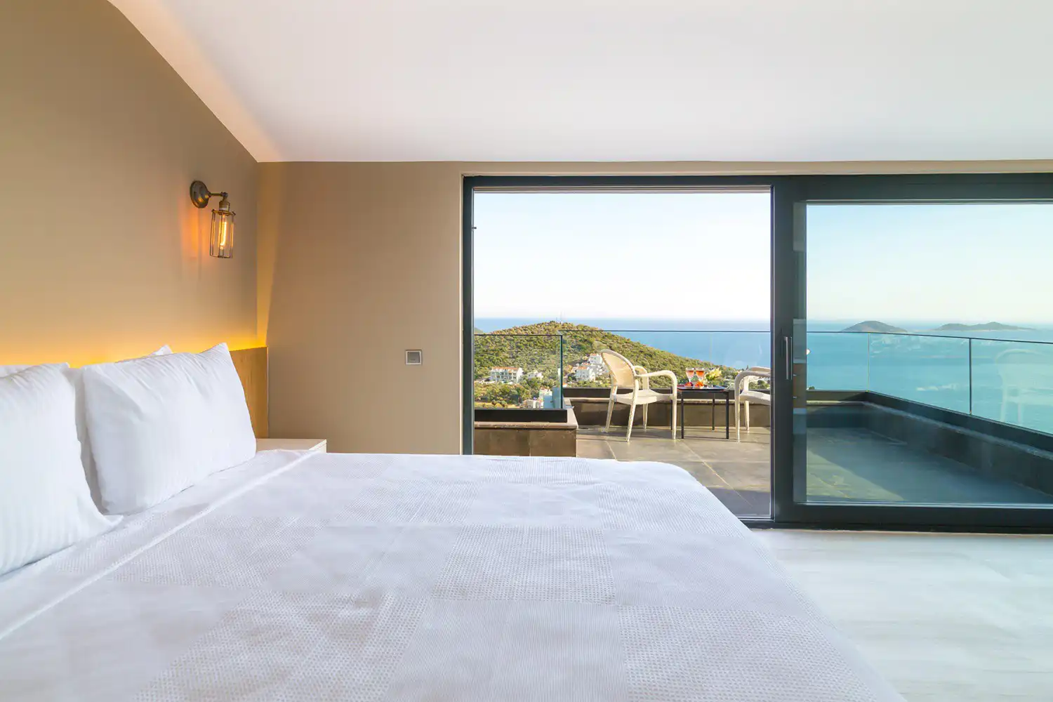 villa-vogue-gunluk-kiralik-villa-deniz-manzarali-luks-tatil-villasi-kalkan-kas-mavillam-27_100.jpg