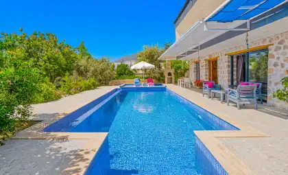 Villa Ayya, havuzlu, korunaklı - villapaketi