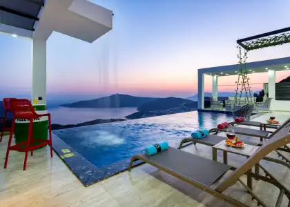 Kalkan'da Denize ve Şehre Hakim Modern Villa (5 Kişi) | Havuzlu Aile Dostu Tatil Villası