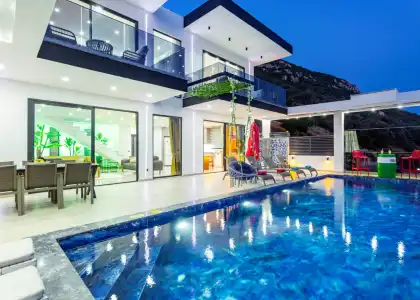 Kalkan'da Denize ve Şehre Hakim Modern Villa (5 Kişi) | Havuzlu Aile Dostu Tatil Villası
