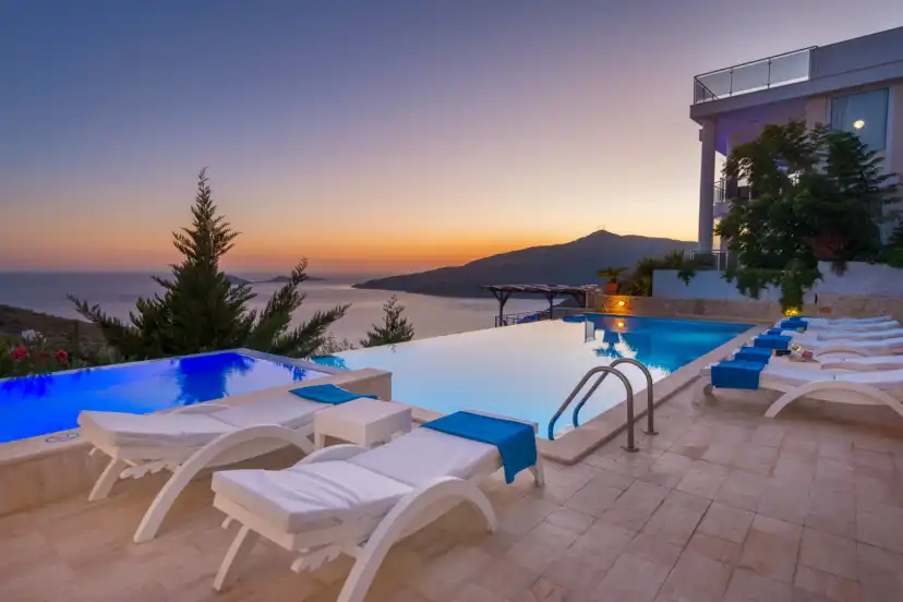 deniz-manzarali-merkezi-kiralik-tatil-villa-kayra-29_989.jpg